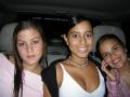 so, mari y keka carro.jpg